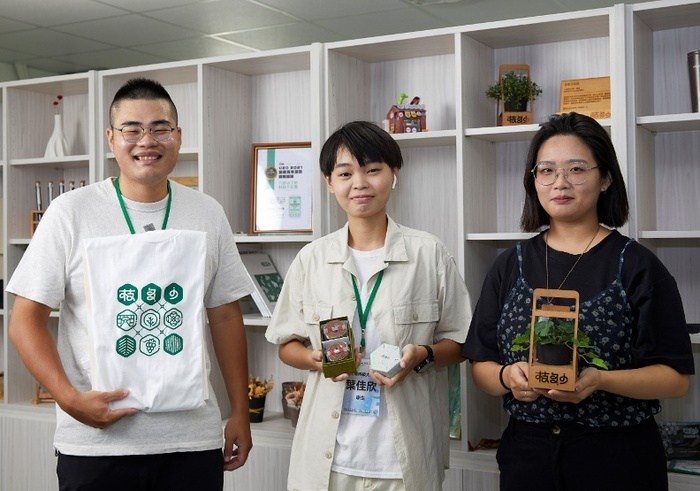 朝陽科大工設系USR團隊協助彰化農民將廢棄葡萄藤枝轉化為多樣文創商品，並推出「枝多少」品牌。